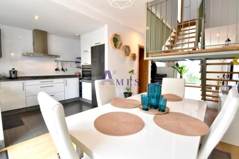 Cocina abierta y comedor