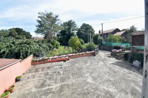 Entrada exterior y jardín