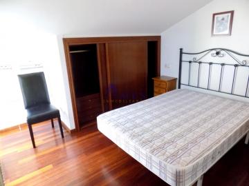 Dormitorio con acceso a terraza