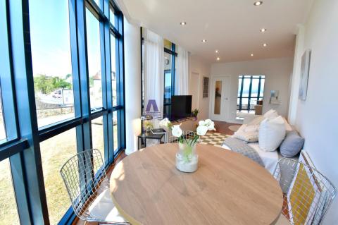 Salon comedor con vistas a la ria